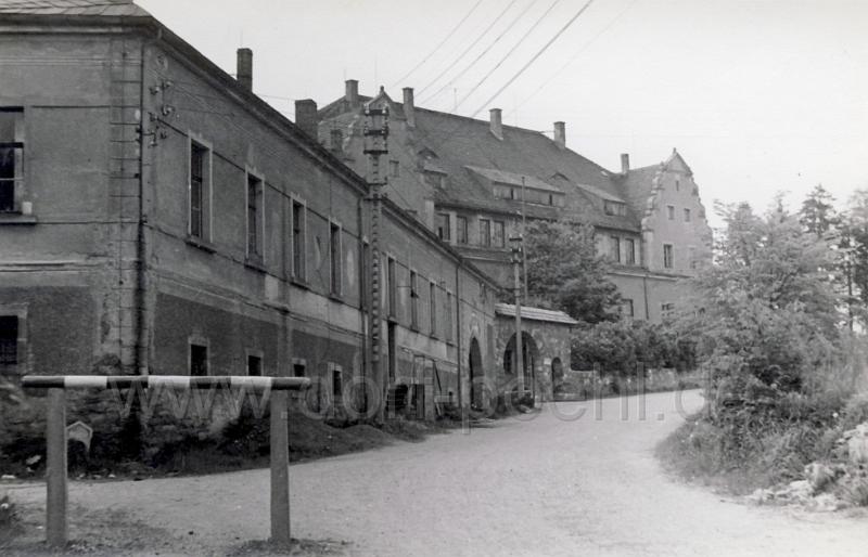 001 (18).jpg - Schloss mit Wirtschaftsgebäude, Strasse aufwärts in Richtung Helmsgrün und Neudörfel, abwärts vorbei an Kirche zum Ortszentrum